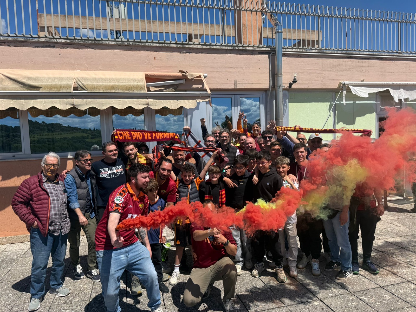 I soci festeggiano nella sede del Roma Club Perugia